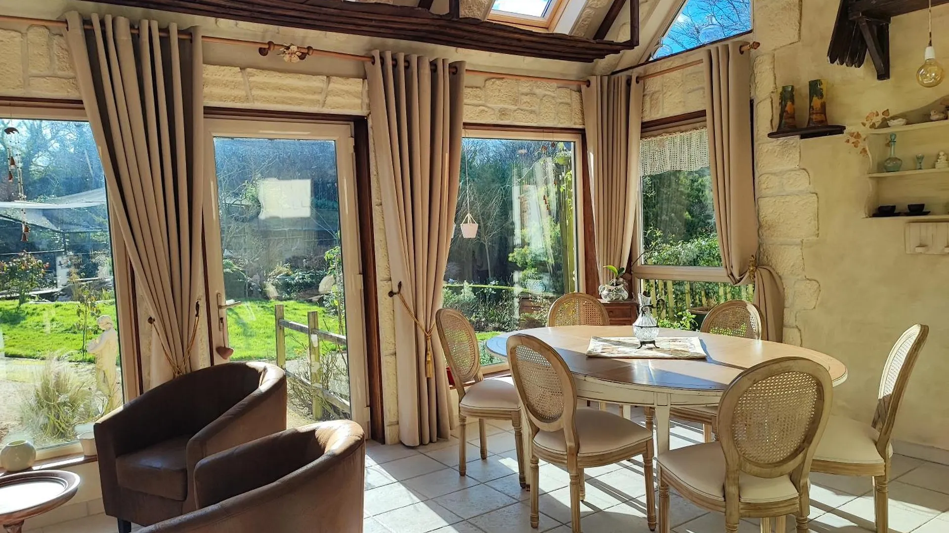 Bed and Breakfast Demeure de La Vendemiere à Pont-Melvez